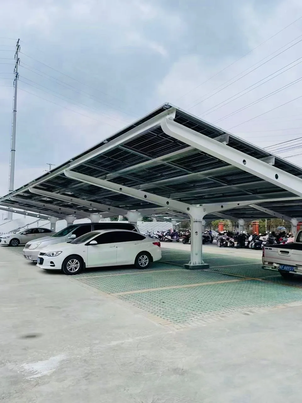 Carport hybride avec stockage batterie et borne VE